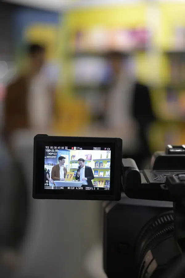 Kamera filmt das Gespräch am Messestand