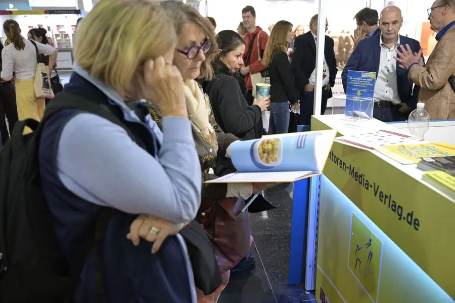 Besucherinnen und Besucher im Gespräch am Messestand