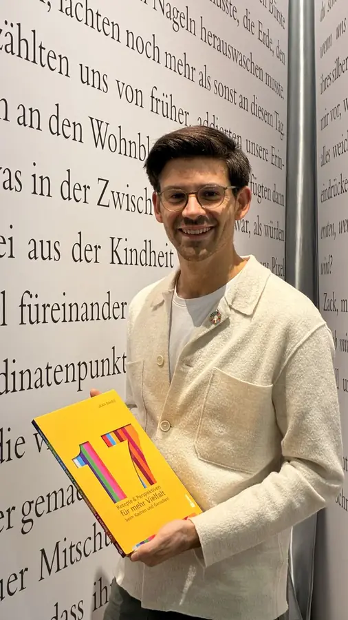 Porträt von Jean Bauer mit seinem Buch